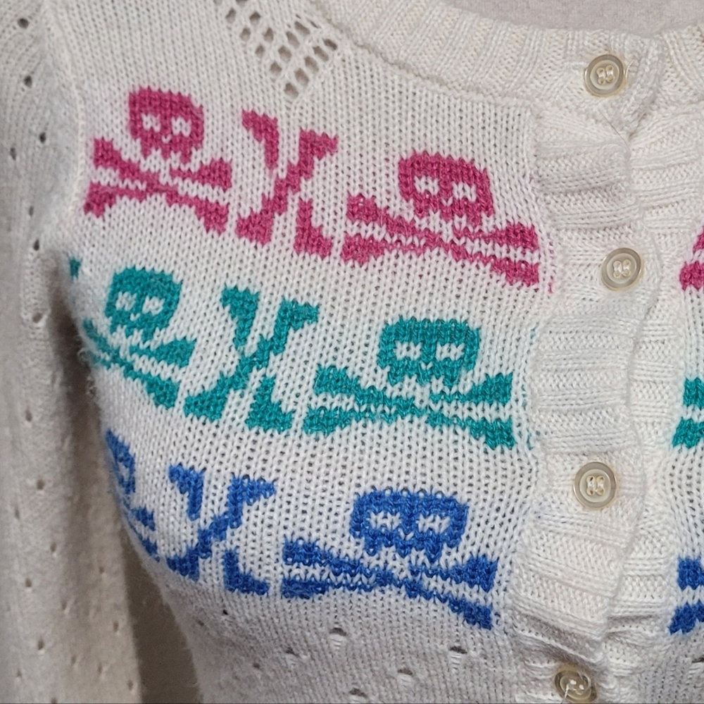 Delia's Rare Vintage 90s Multi-color Skull & Crossbones Off-White Eyelet Sweater - Picture 4 of 12